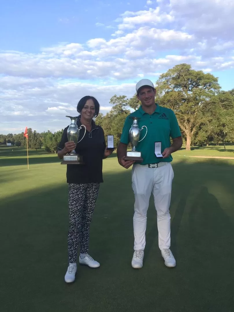 LOS MEJORES. María Carmen Bruchmann y Santiago Allende posan con las copas. prensa jockey club 