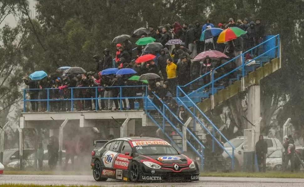 AL MAL TIEMPO, BUENA CARA. Braian Reinoso avanza en la pista riocuartense, mientras el público se mantiene estoico. PRENSA BRAIAN REINOSO OFICIAL 