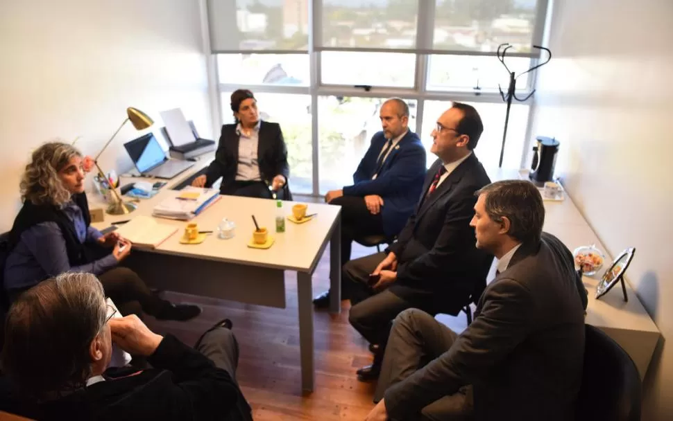 NUEVAS INSTALACIONES. Grellet, Acosta (de espaldas), Garmendia, Rojas y Altamirano dialogan con LA GACETA. la gaceta / foto de osvaldo ripoll