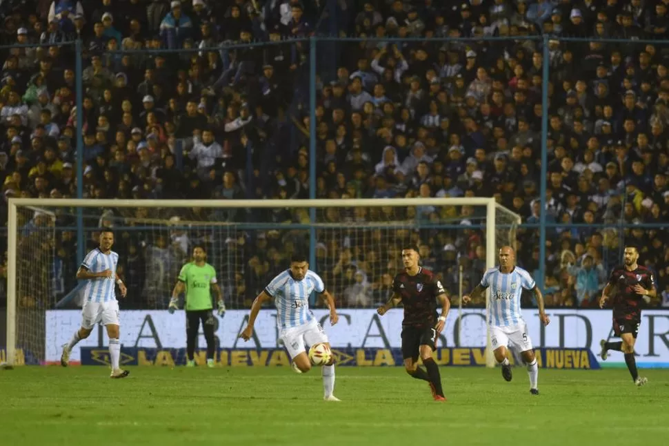 LA ÚLTIMA VEZ. Gervasio Núñez corre tras la pelota que domina Matías Suárez, de River, en el último enfrentamiento entre ambos equipos. Fue en marzo de este año y los de Gallardo ganaron por 1 a 0. la gaceta / foto de Diego Aráoz