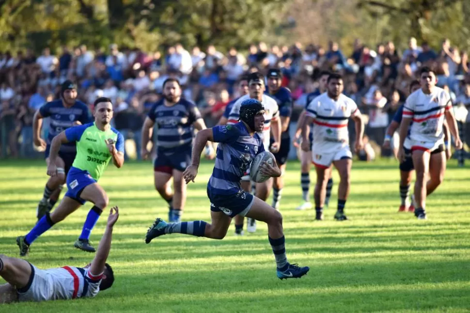 BUSCANDO EL HUECO. Universitario hizo de local en cancha de Tucumán Rugby, donde se llevó un partido muy difícil frente a Natación gracias a una firme defensa. la gaceta / foto de Ines Quinteros Orio