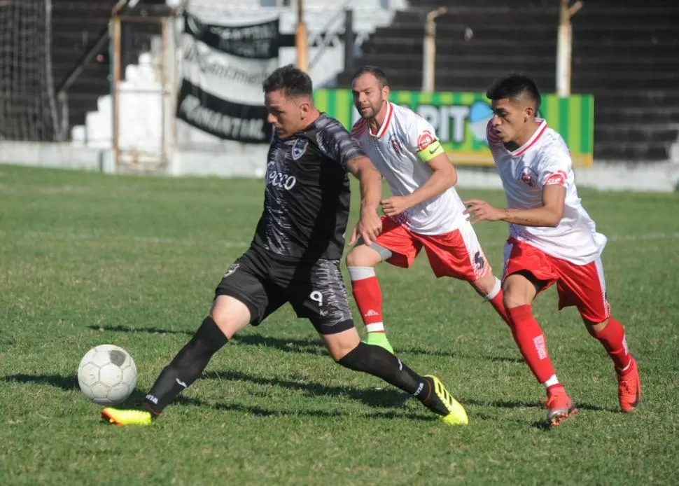 COMPLICA A TODOS. Héctor Capdevila, de Central Norte, trata de llevarse la pelota ante Iván Varela y Nahuel Scimé de Sportivo Guzmán. El delantero marcó el 2 a 1. la gaceta / foto de Antonio Ferroni