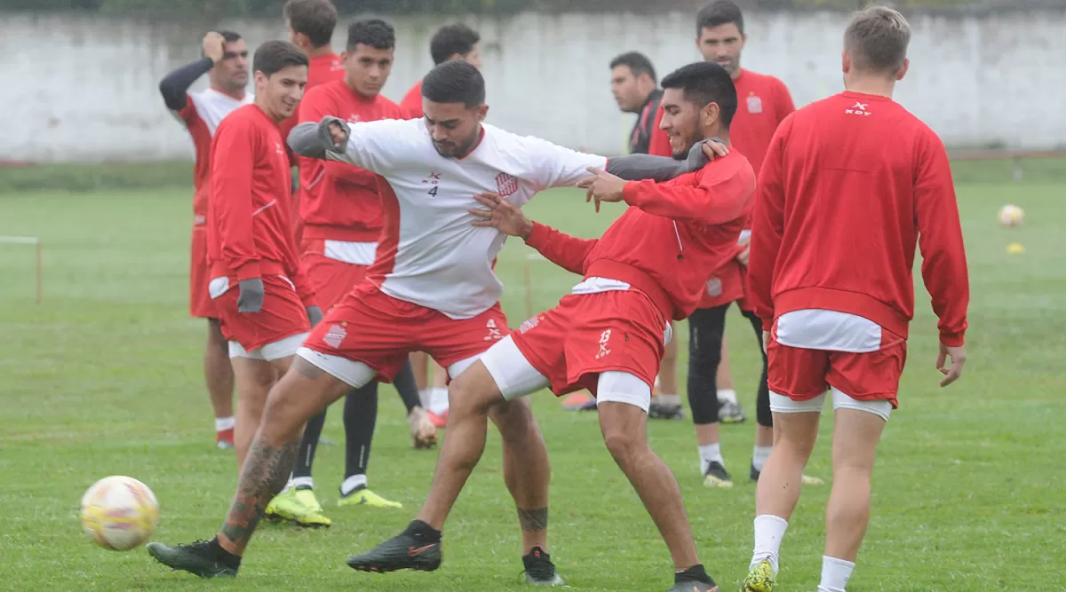 PAUSA. En las prácticas se respira un clima distendido, dada la casi segura postergación del partido de Copa Argentina contra Argentinos Juniors para julio, tras la Copa América. LA GACETA/FOTO DE ANTONIO FERRONI