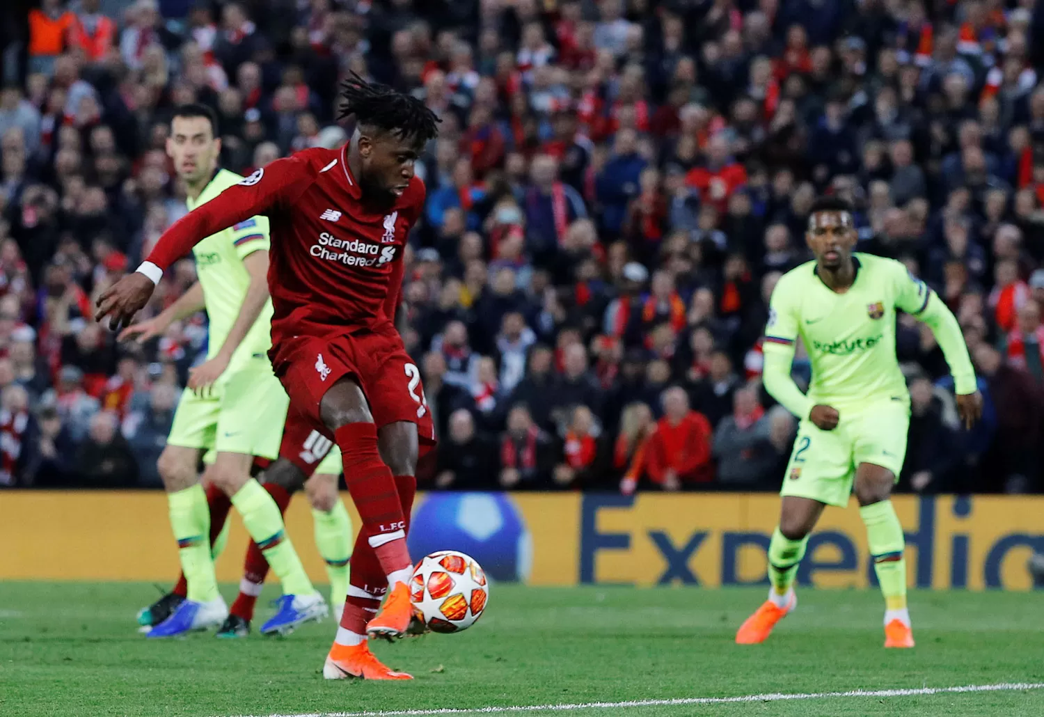 VERDUGO. Origi abrió el camino del triunfo de Liverpool y también lo cerró, con el 4-0 final. REUTERS