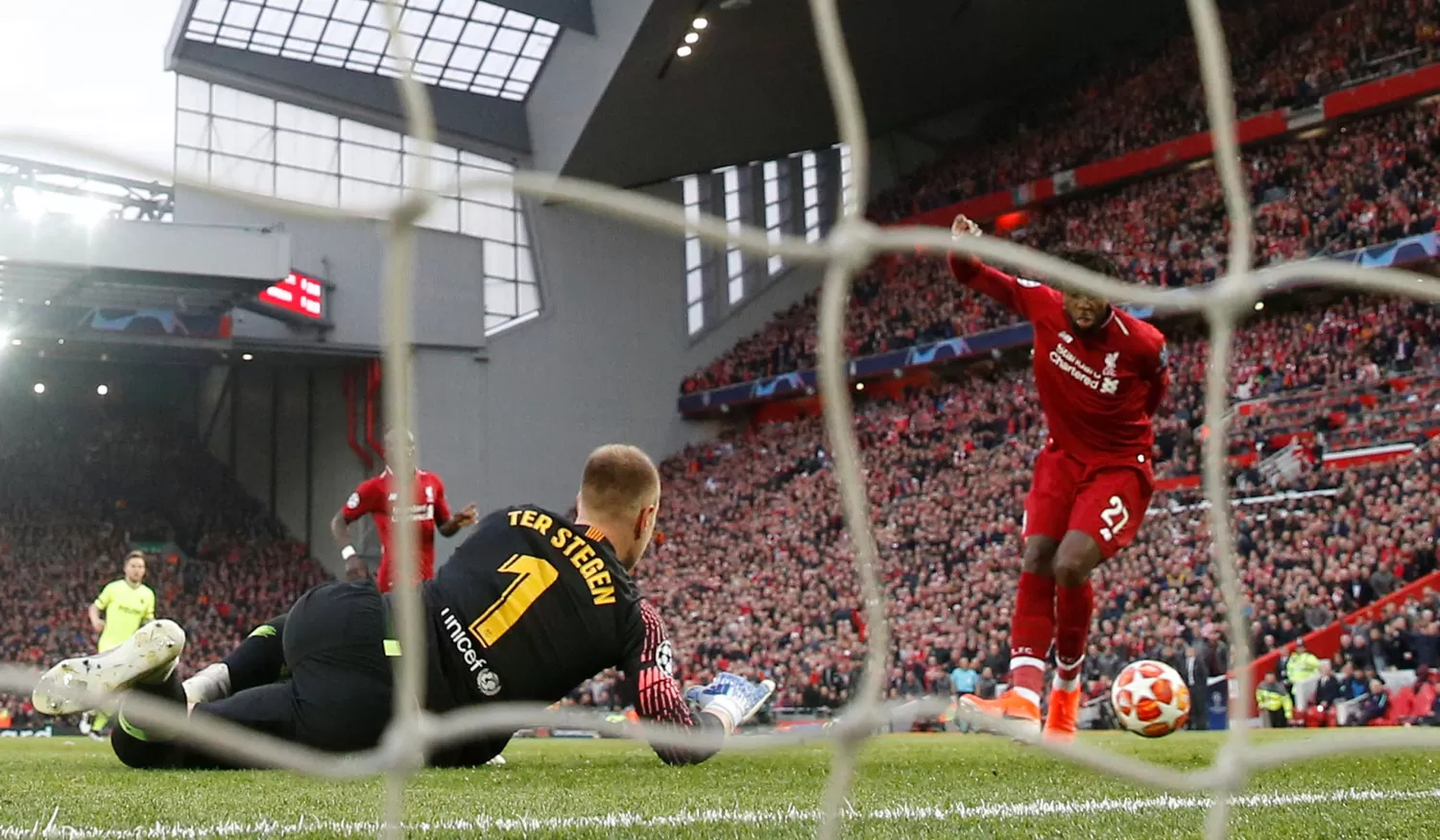 EL PRIMERO. Origi burla a Ter Stegen y marca para Liverpool el 1-0 parcial.