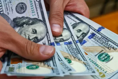 El dólar saltó 43 centavos y cerró en $ 46,35