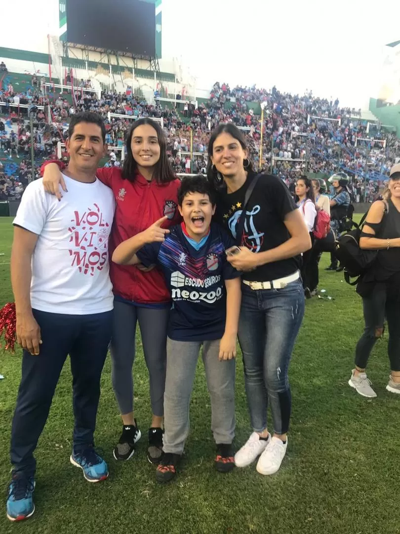 SUS AMORES. En la foto de la izquierda, Facundo Gareca aparece junto con su familia en la consagración de Arsenal de Sarandí. A la derecha, en su primer paso por los “Decanos” en las temporadas 1997/2000. la gaceta / archivo