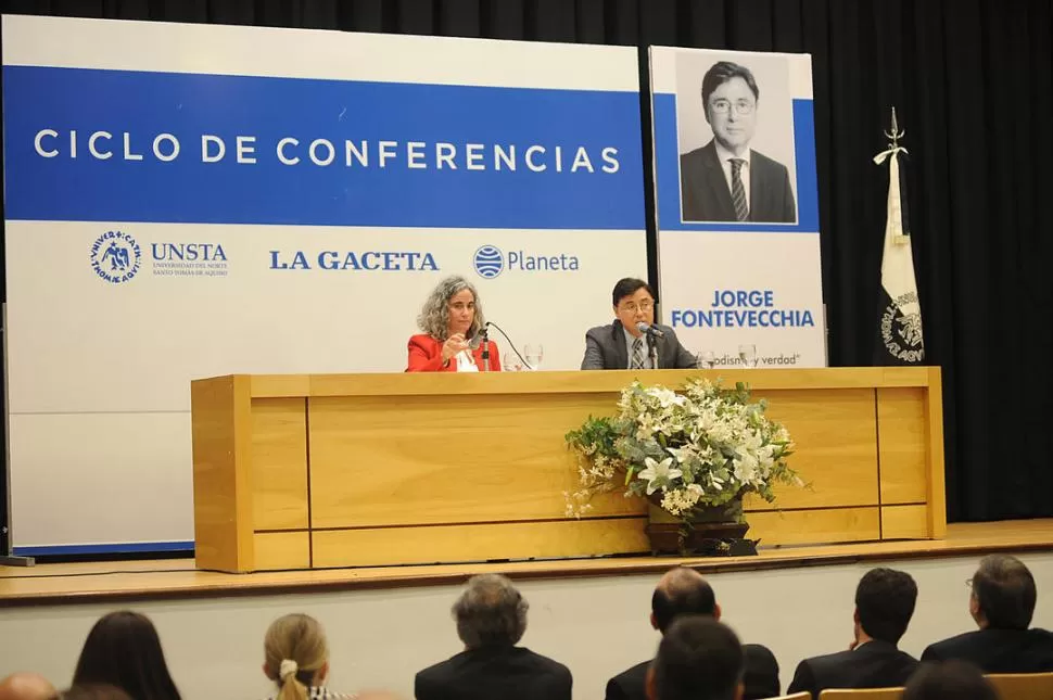 EN AGENDA. Jorge Fontevecchia (presentado por Irene Benito) explicó que la prensa dispone la ventana para ver la realidad, pero no fija opiniones. la gaceta / fotos de hector peralta