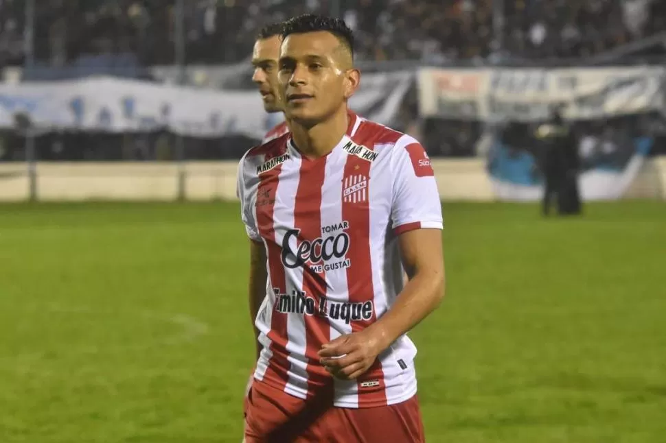 UN AÑO MÁS. Si bien todavía no firmó, Lucas Diarte les avisó a los dirigentes que quiere jugar la B con la camiseta “santa”. twitter / @LaPaginaCiruja