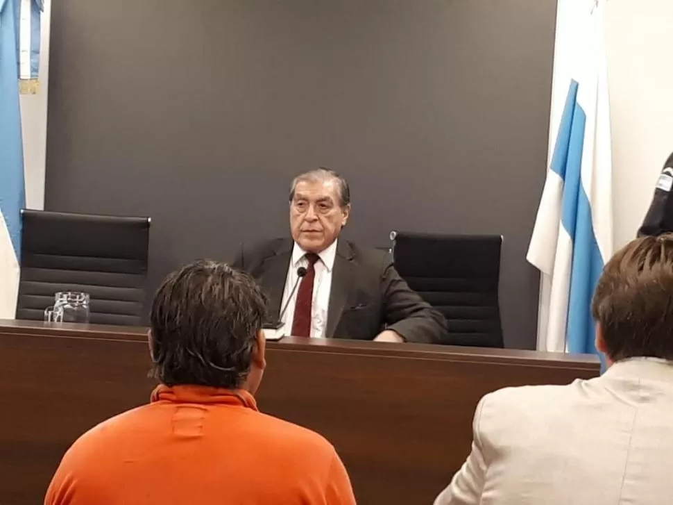 LA PRIMERA AUDIENCIA. El juez Acosta ayer, en el debut de la reforma. 