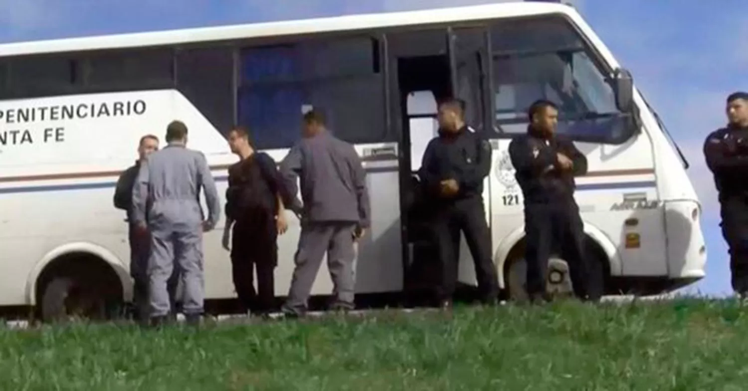 PRESOS FUGADOS. Los policías no pudieron evitar el escape luego de la emboscada.