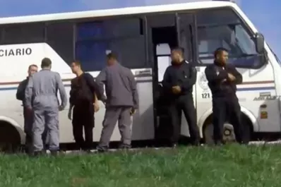 Emboscaron a un colectivo con presos y ocho se fugaron