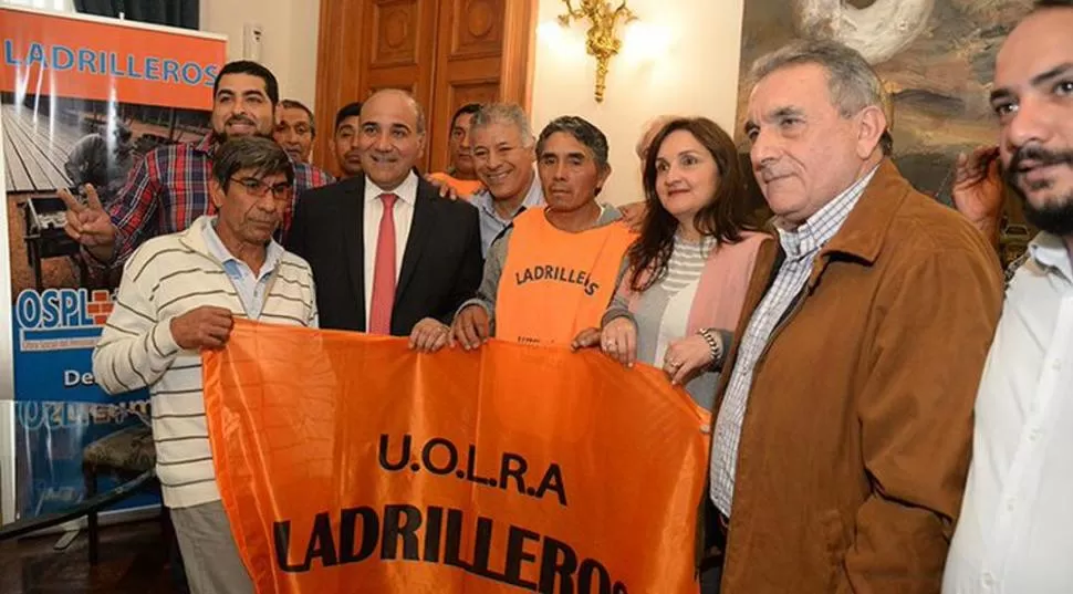 PERONISMO UNIDO. El gobernador Manzur ayer, junto a algunos referentes del sindicalismo. Pronosticó que el próximo presidente será de su partido. secretaría de estado de comunicación pública