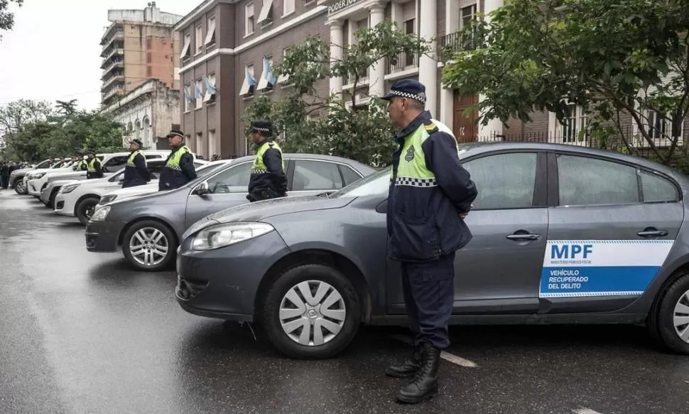 TRIBUNALES. Las camionetas, los autos y las motos fueron exhibidas en plena avenida Sarmiento al 400. 