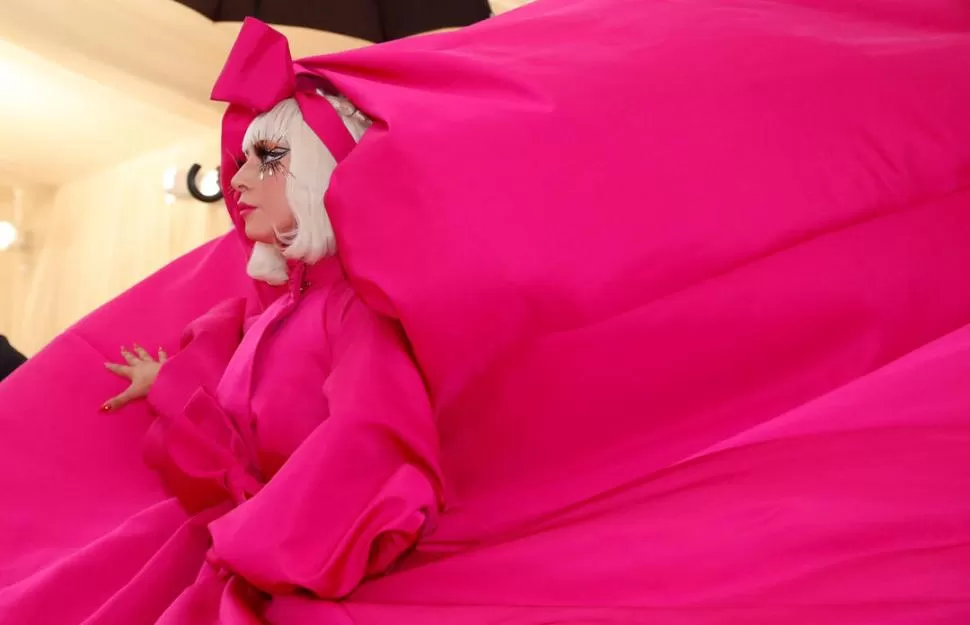 - LADY GAGA. Este año embajadora de la gala, sorprendió al público con un outfit de 4 cambios. Pasó por un vestido con capa fucsia y al final, lencería negra. FOTOS REUTERS.-