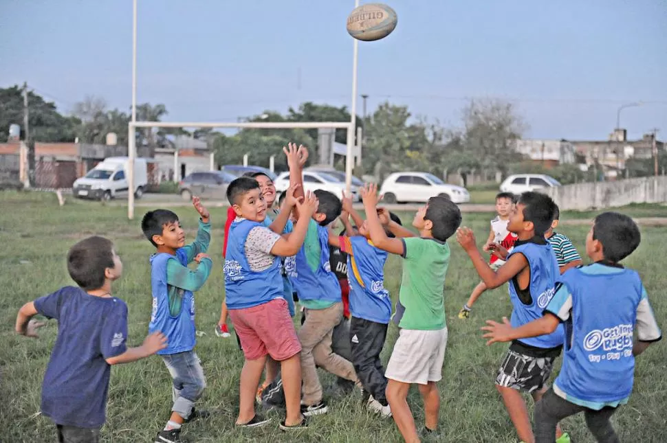 QUE JUEGUEN LOS CHICOS. San Miguel Rugby Club brinda un espacio de contención y diversión a chicos de una de las zonas más vulnerables y peligrosas de la capital tucumana: el barrio “La Bombilla”. la gaceta / fotos de hector peralta