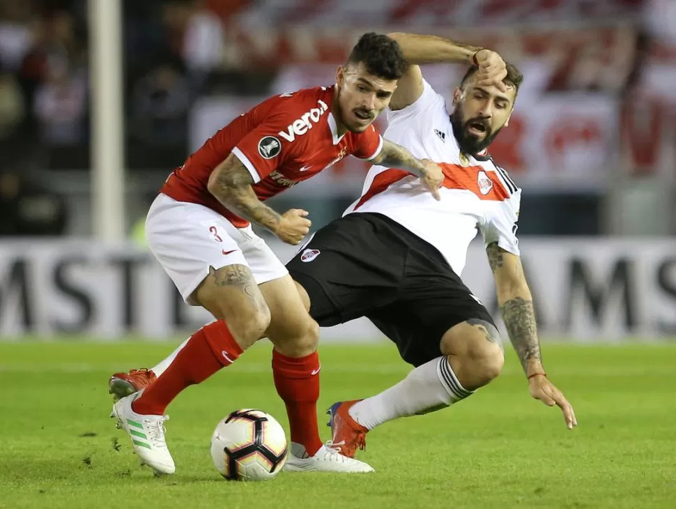 FUNDAMENTAL. Pratto, que cae ante Zeca, anotó el agónico empate para River. reuters