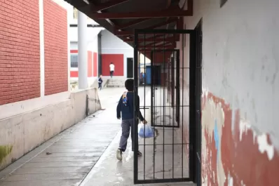 “La escuela parece una cárcel y lo mismo nos siguen robando”