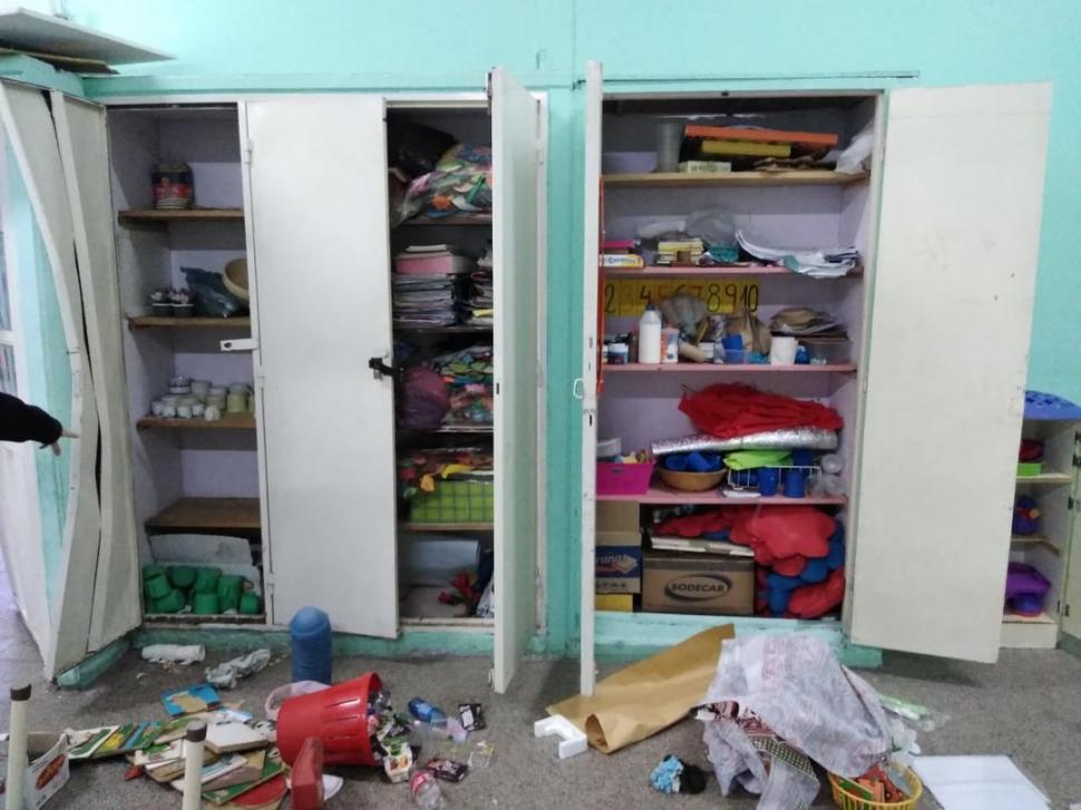 ESCUELA ATACADA. Los elementos escolares, que estaban en el armario, terminaron en el suelo tras el último robo. 