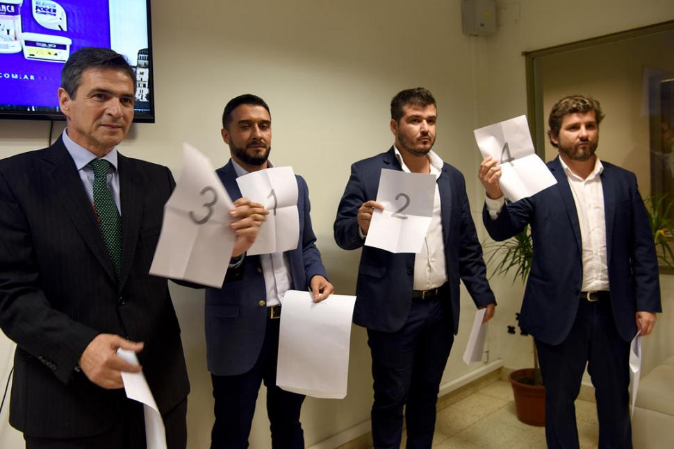 EL SORTEO. Así quedaron las ubicaciones para la exposición final del debate. la gaceta / fotos de juan pablo sánchez noli