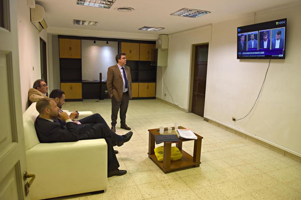 ATENCIÓN. La tensión de los ocho minutos libres se trasladó a los asesores. la gaceta / foto de josé nuno