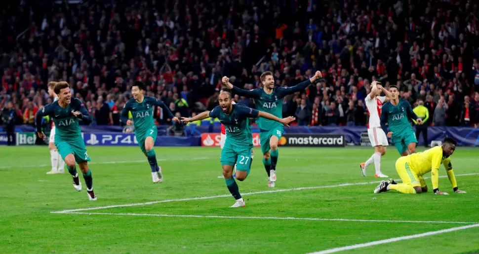 AGÓNICO FINAL. Lucas Moura (27) convirtió tres goles, fue el héroe de Tottenham y dejó tendidos a los defensores holandeses. reuters