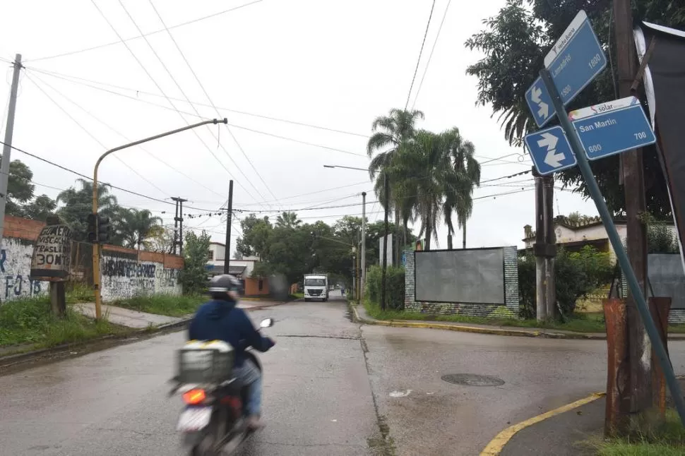 CRUCE COMPLICADO. Una moto y un camión parecen enfrentarse en la esquina de La Madrid y San Martín, muy cerca del casco viejo de Yerba Buena. 