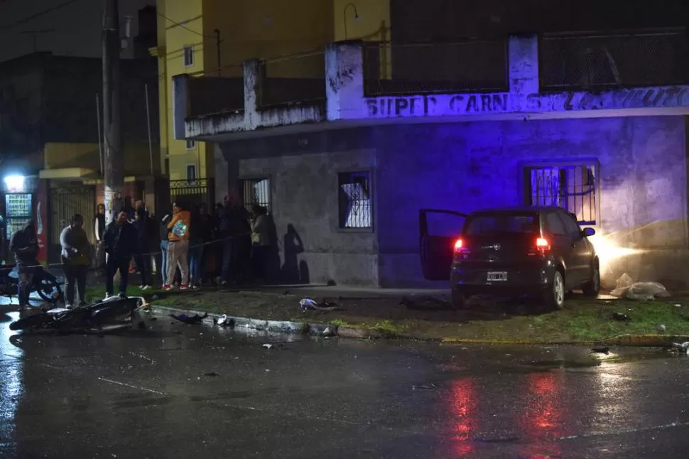 TERRIBLE FIN. La moto atravesó la esquina por Corrientes y se le cruzó al auto, que circulaba por Castelli. El motociclista fuie aplastado contra la pared. la gaceta / fotos de inés quinteros orio 