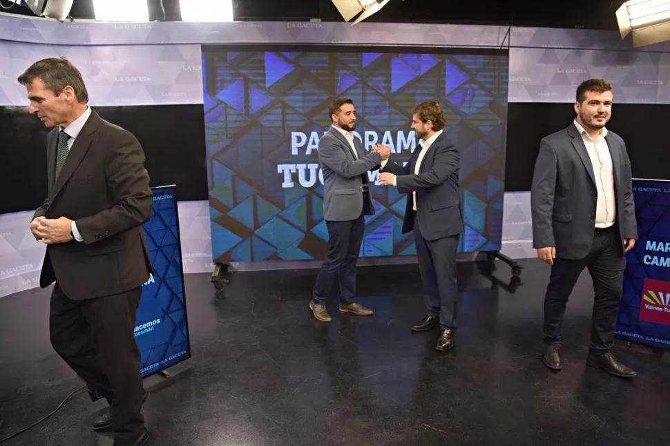LA IMAGEN DEL FINAL. Farina saluda a Campero. Racedo Aragón y Aráoz sintetizan lo que dejó el debate: el desencuentro de dos candidatos de Manzur. LA GACETA/FOTO DE JUAN PABLO SÁNCHEZ NOLI