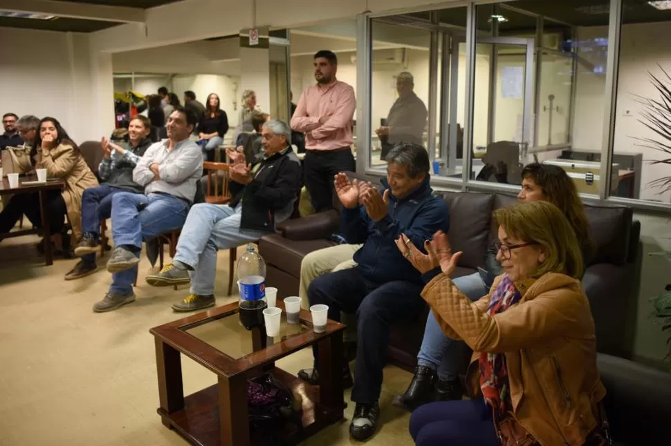 DEL OTRO LADO DE LA PARED. Familiares y asesores de los candidatos siguieron el debate por la televisión, en una de las oficinas de LA GACETA.  