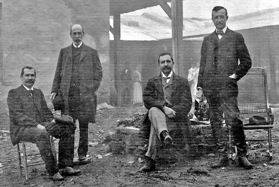 LUIS F. NOUGUÉS. Aparece sentado a la derecha. El otro sentado es el doctor Manuel Cossio. De pie, Ambrosio Nougués y el doctor Evaristo Etchecopar. 
