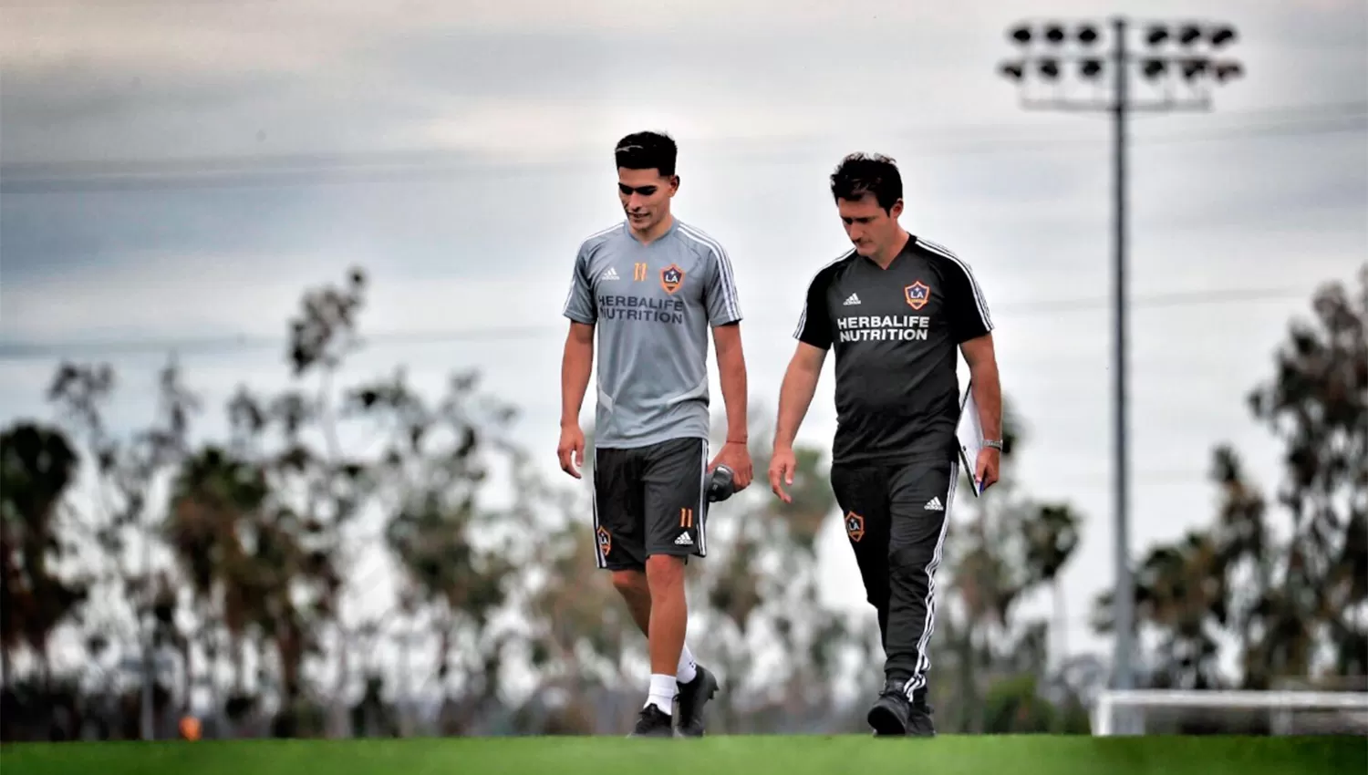 Álvarez y Barros Schelotto, a solas. FOTOS TOMADAS DE TWITTER.COM/LAGALAXY_ES