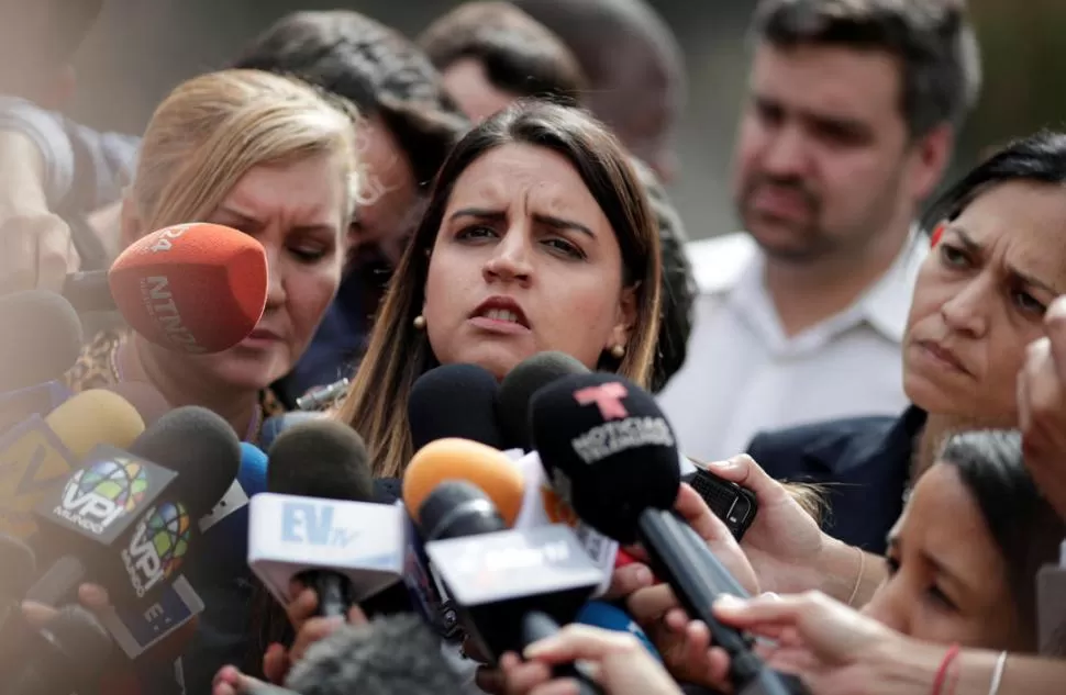 SOLEY. La hija de Zambrano habla con periodistas fuera de “El Helicoide”, donde su padre está detenido.  reuters