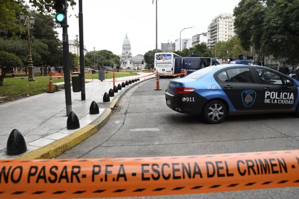 ZONA VALLADA. El ataque al diputado y al asesor se produjo ayer, por la mañana, a pocos metros del edificio del Congreso de la Nación. telam