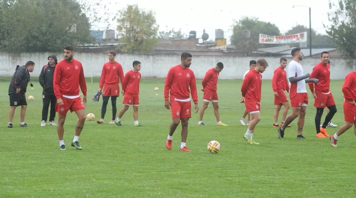 YA ESTÁN DE VACACIONES. Los jugadores que integran el plantel “santo” tendrán descanso hasta el 18 de junio; cuando retornen, ya estarán bajo la conducción de la nueva dupla técnica, Orsi-Gómez. la gaceta / foto de Antonio Ferroni