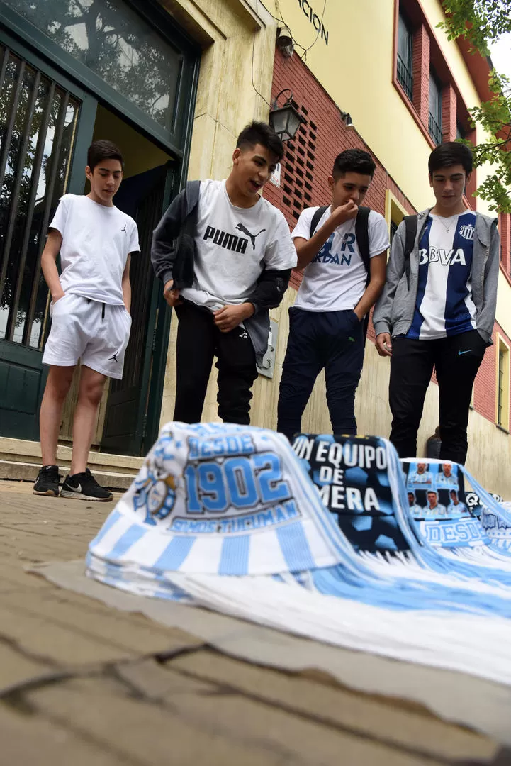 CON LA MANO EN EL BOLSILLO. En las afueras de la Liga Tucumana se podía comprar merchandising de Atlético. la gaceta / foto de DIEGO ARAOZ