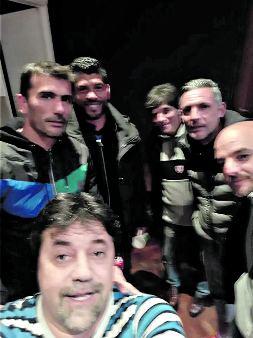 SELFIE. Caruso Lombardi se tomó una fotografía con Gómez y Orsi, durante una de las tantas charlas que brinda con la Agrupación Federal de Directores Técnicos.