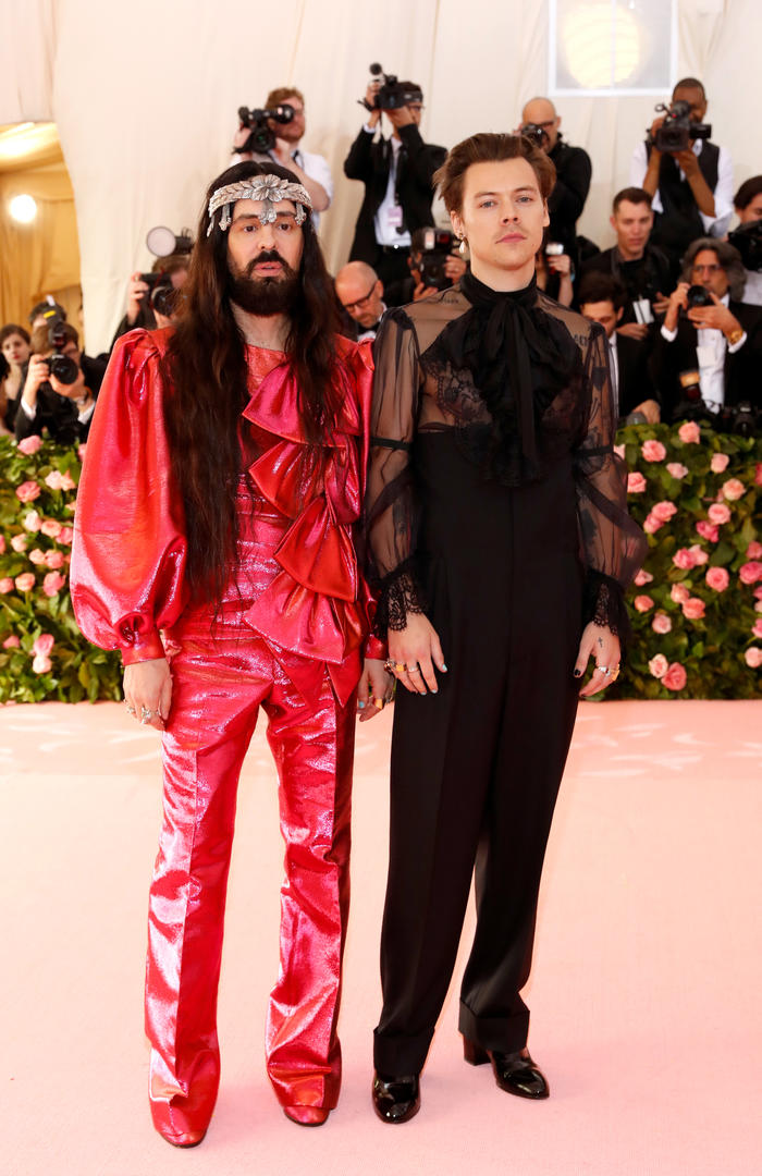 ALESSANDRO MICHELE Y HARRY STYLES. El voile negro, también para hombres. 