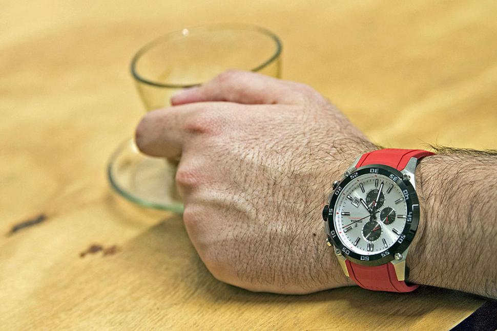 Festina con cristal zafiro, cronógrafo, calendario y malla de caucho roja. Siufi joyería.