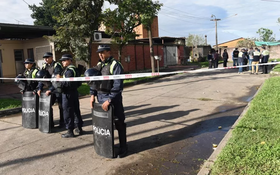 PROCEDIMIENTO. El cadáver tenía varias puñaladas: en el pecho y en las piernas; también se observaron signos de golpes, según fuentes policiales. la gaceta / fotos de José Nuno