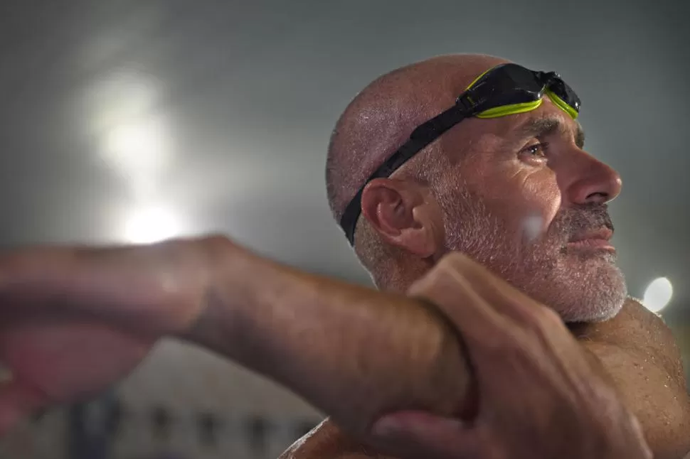 CON LA MIRADA PUESTA EN EL OBJETIVO. Juan José Sirimaldi estira los músculos de los hombros antes de empezar a entrenar en una pileta. 