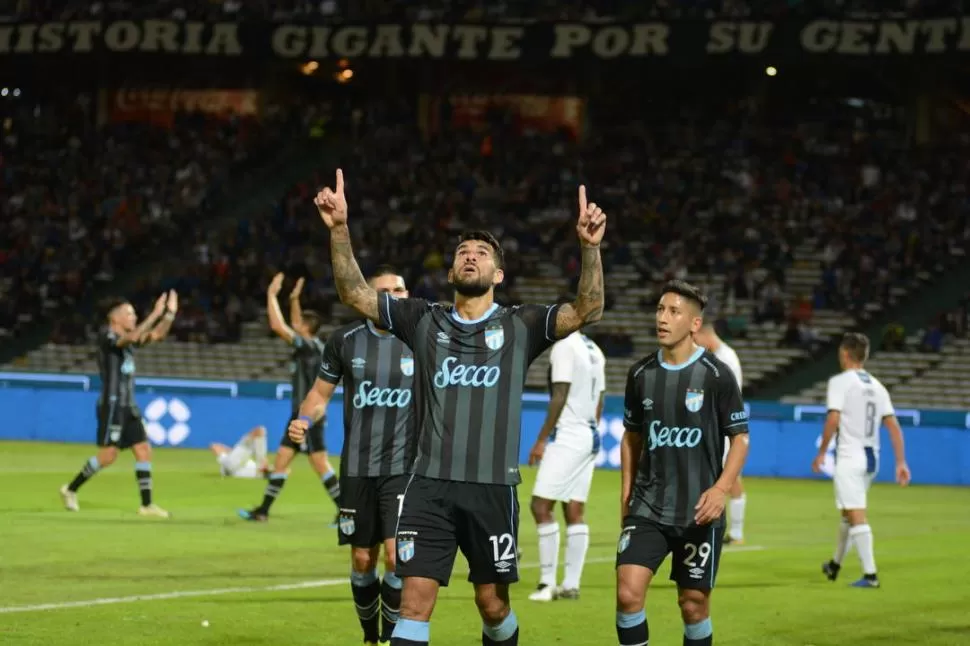 MIRADA AL CIELO. Toledo celebra apuntando hacia arriba su primer gol en la serie contra Talleres. Aquel que vino de un centro de Díaz. El 12 le devolvería el favor en la vuelta, con una asistencia suya. foto de Ariel Carreras