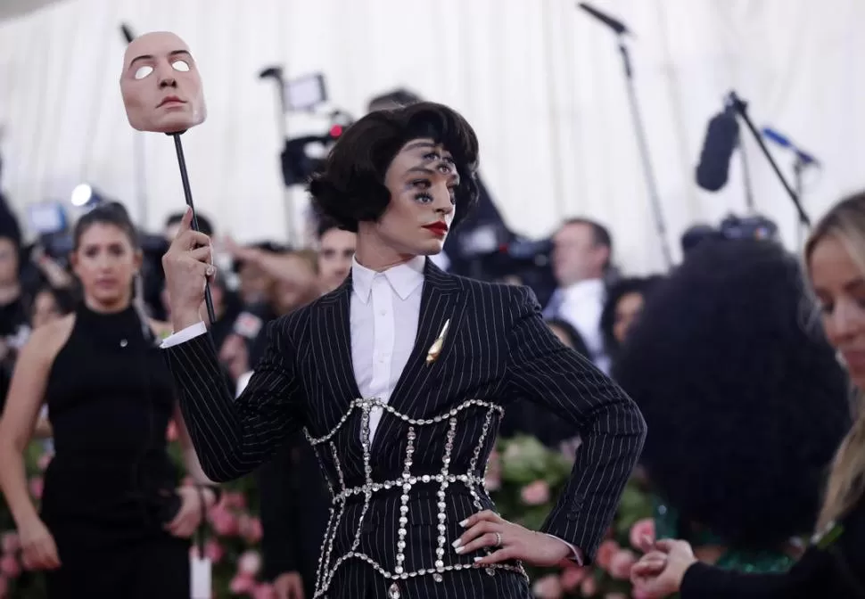 EZRA MILLER. Se atrevió a un traje sastre empedrado marcando la cintura. fotos reuters 