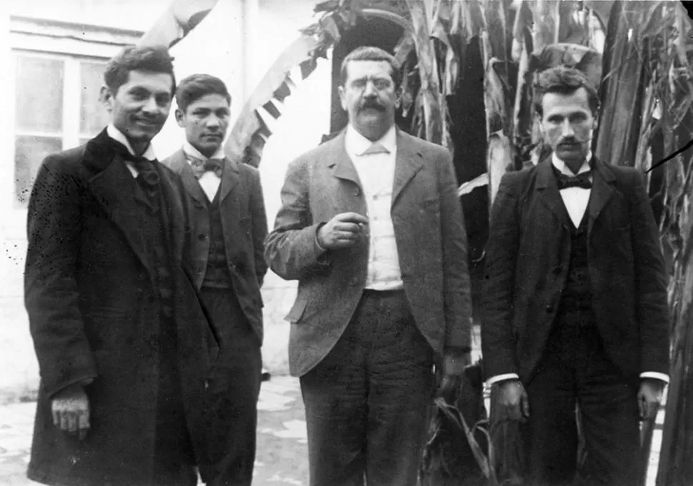 EUSTAQUIO MORALES. Es el primero de la derecha. A su lado posa Rodolfo Peppert y luego otros empleados de la Oficina Química Municipal. 