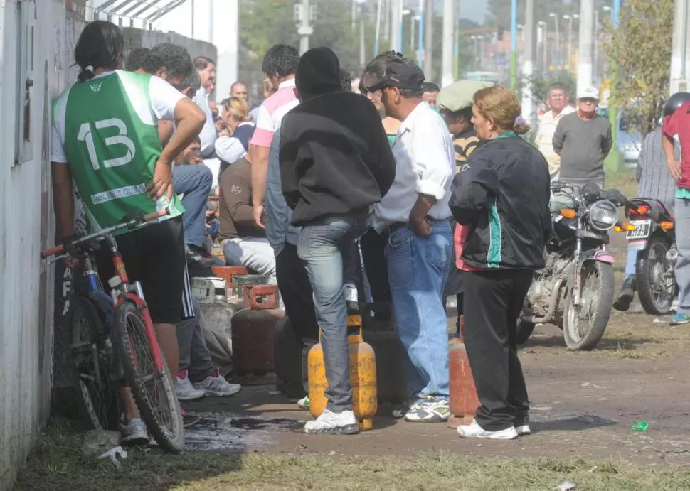 CON FONDOS PROPIOS. El municipio anunció que sostiene la ayuda para que las familias más vulnerables compren la “garrafa social”. la gaceta / foto de Antonio Ferroni (archivo)