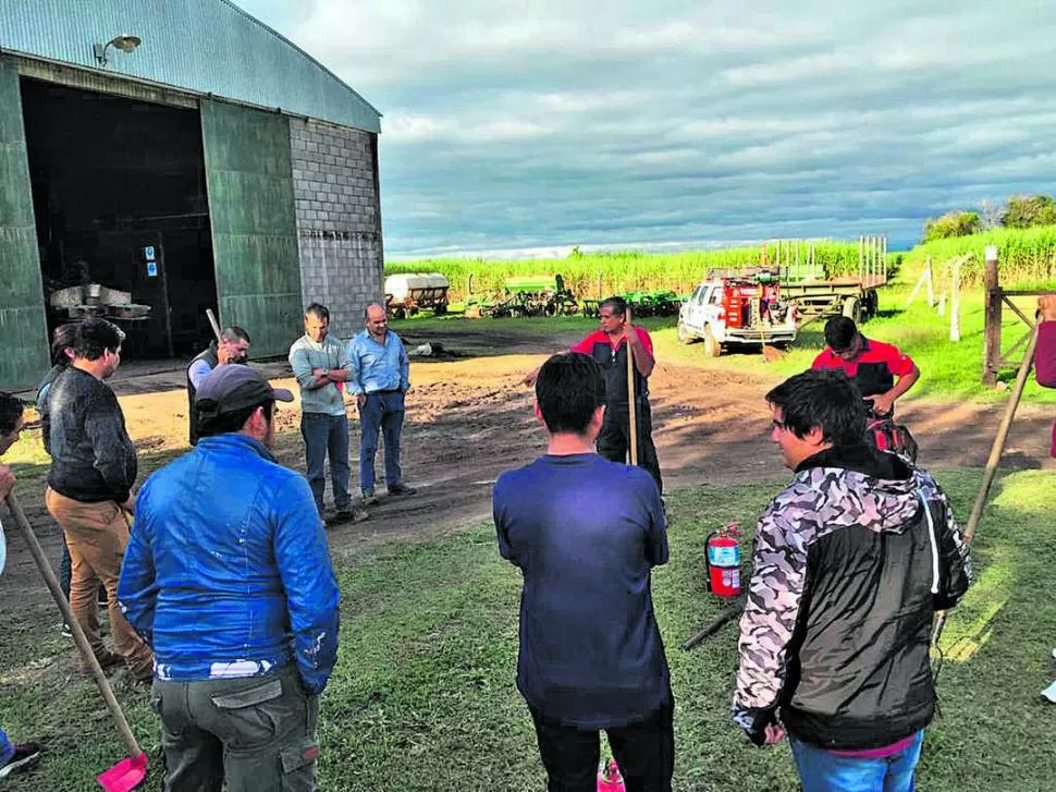 TÉCNICOS DEL INTA. Brindaron los consejos prácticos necesarios para llevar adelante estas labores en el campo. 