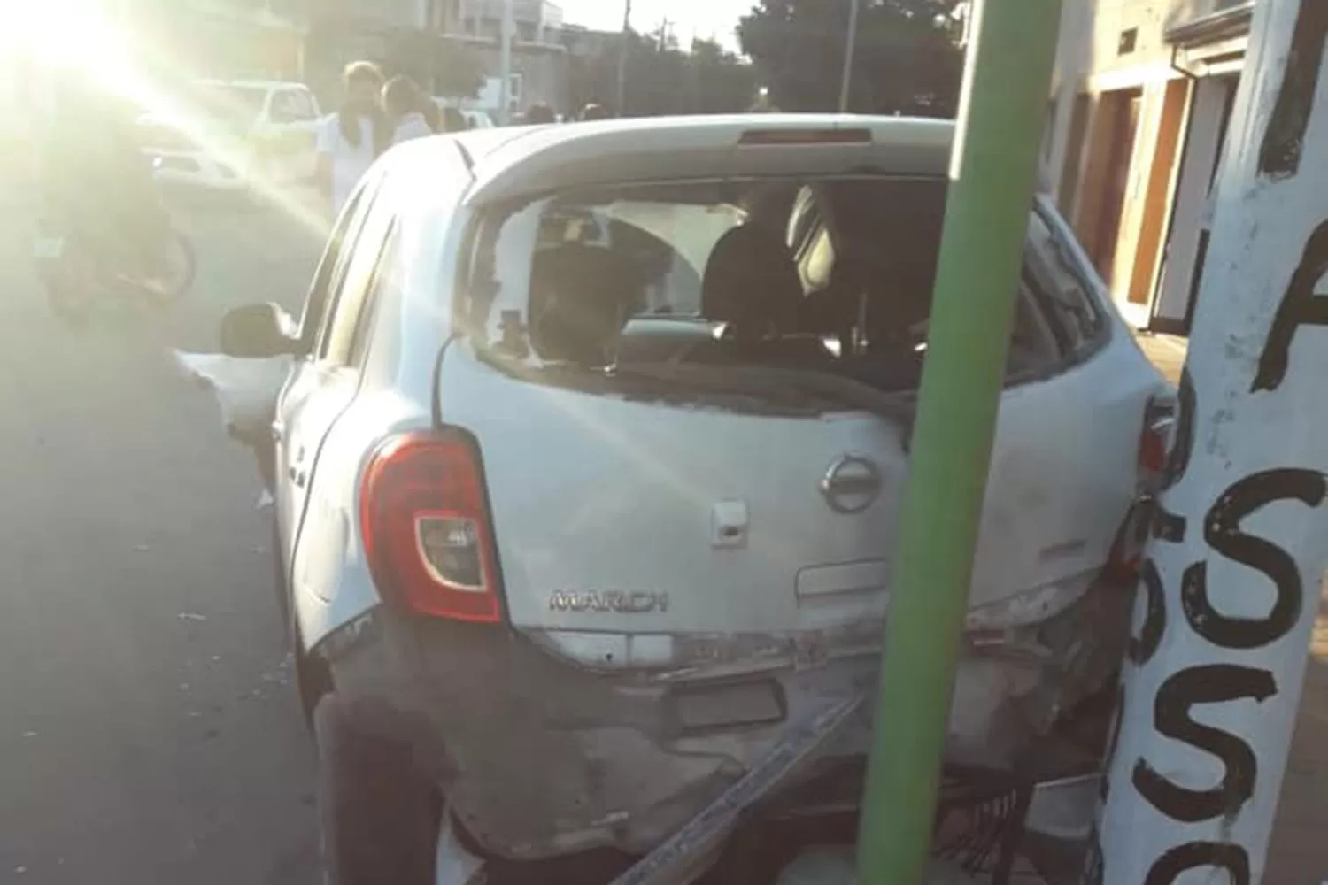 ASÍ QUEDÓ EL AUTO. Un hombre protagonizó dos accidentes y terminó contra una columna.