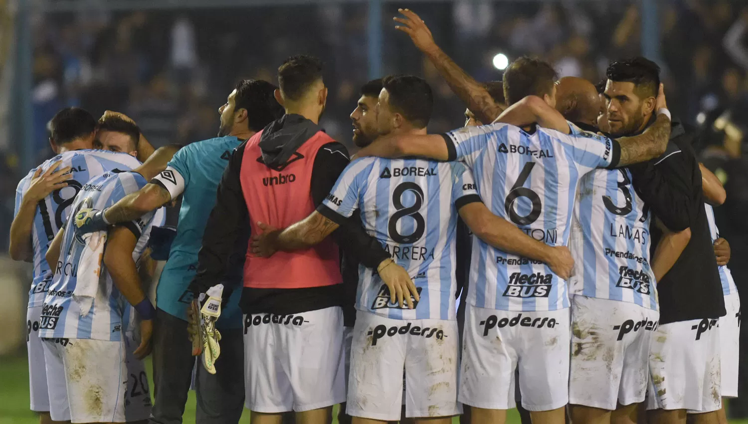 TODOS JUNTOS. Al final del partido los jugadores se abrazaron en el medio de la cancha.