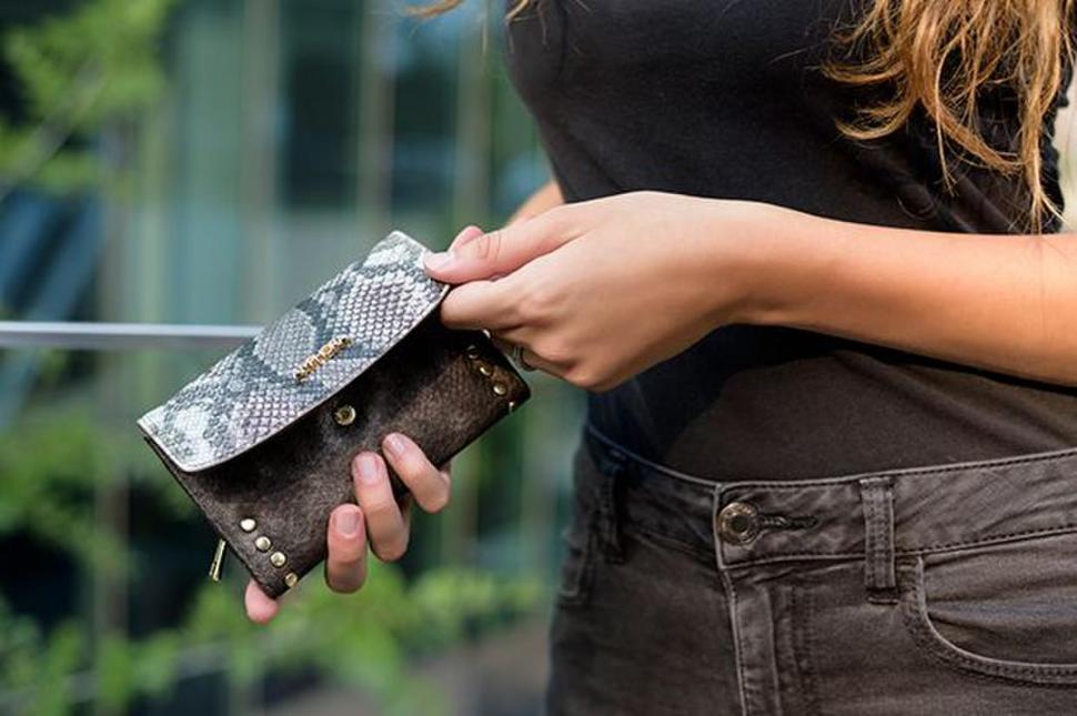 ANIMAL PRINT.  Billetera de la colección cápsula Amaru, cuya inspiración es la serpiente de agua.-