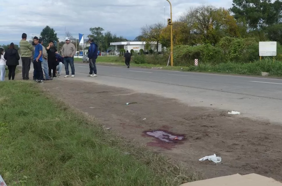 VIEJA RUTA 38. Quedaron manchas de sangre en el lugar del hecho.